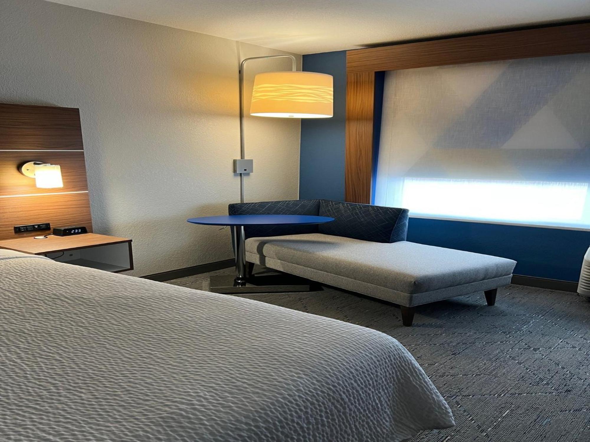 Hotel Express & By Ihg Moore