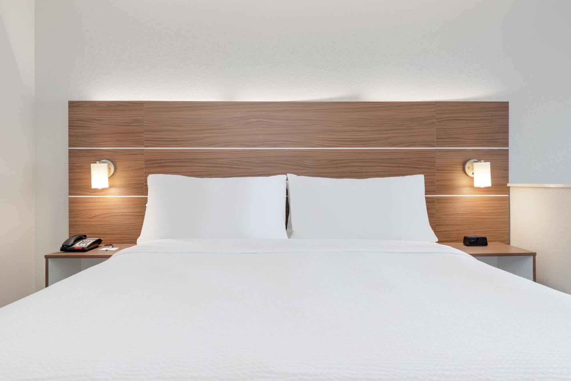 Hotel Express & By Ihg Moore