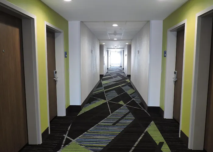 Holiday Inn Express & Suites Moore